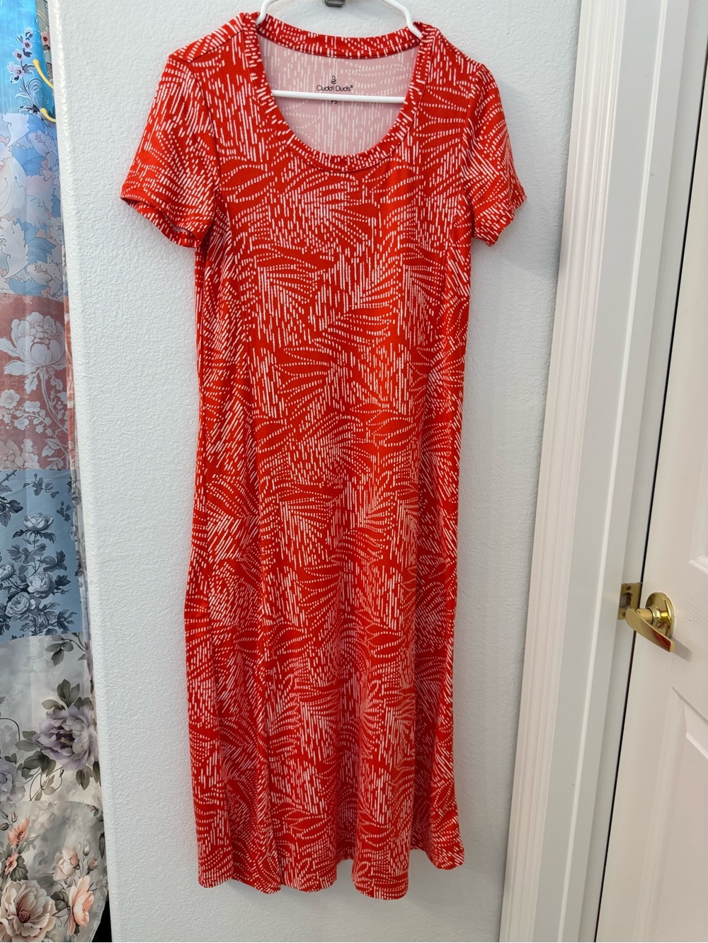 Cuddl Duds Orange Short-Sleeve Midi Dress with White Abstract Print Small Womens